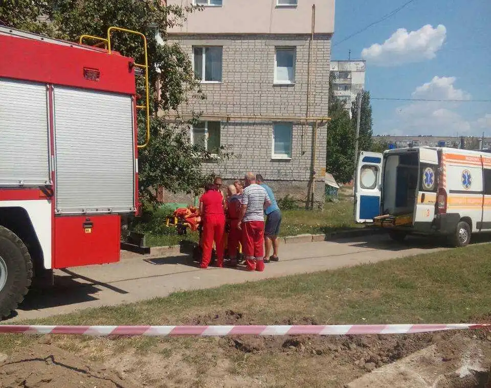 У Кропивницькому 9-річна дівчинка впала в яму на металевий дріт (ФОТО)