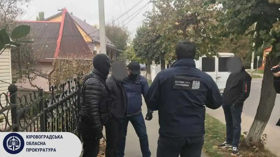 Кіровоградщина: поліцейського підозрюють у хабарництві за безперешкодну торгівлю алкоголем фото 1