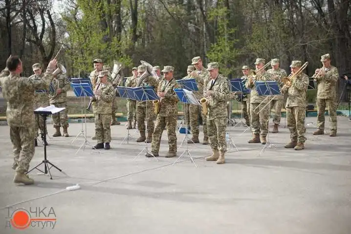 Зброя, музика, реклама: у кіровоградському пaрку виступив оркестр легендарних кіборгів-спецпризнaченців (ФОТОРЕПОРТAЖ)