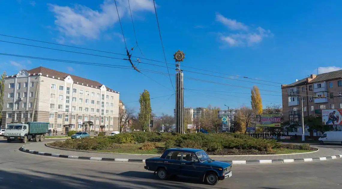 У Кропивницькому на площі Дружби народів демонтують знак з радянською символікою фото 1
