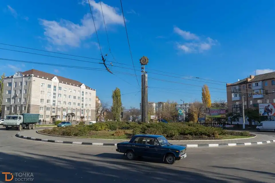 У Кропивницькому на площі Дружби народів демонтують знак з радянською символікою