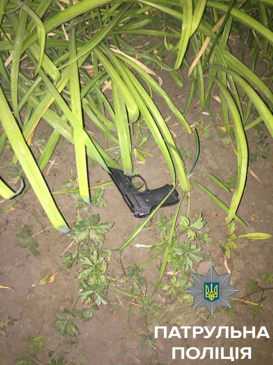 Тікаючи від поліцейських у Кропивницькому, учасник бійки намагався «скинути» зброю (ФОТО) фото 3