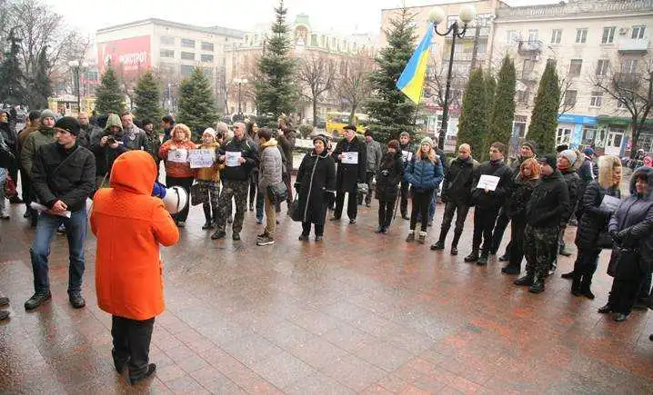 Кіровоградці мітингували під міськрадою проти забудови Лісопаркової (ФОТО)