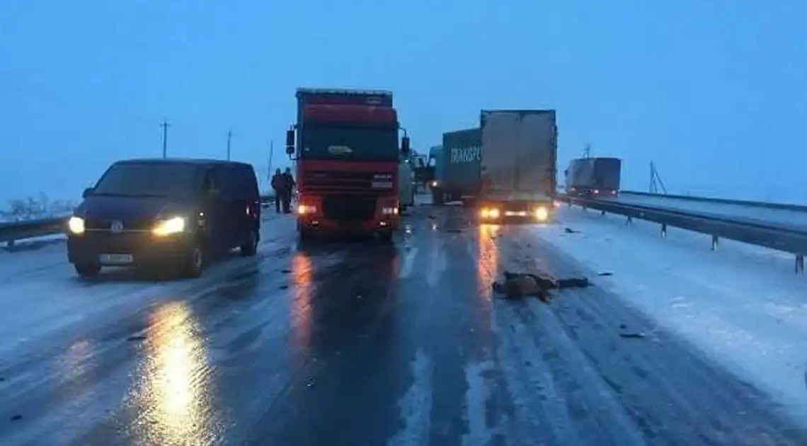 На Кіpовогpадщині сталася ДТП за участі 3 автомобілів, один з водіїв загинув на місці (ФОТО) фото 1