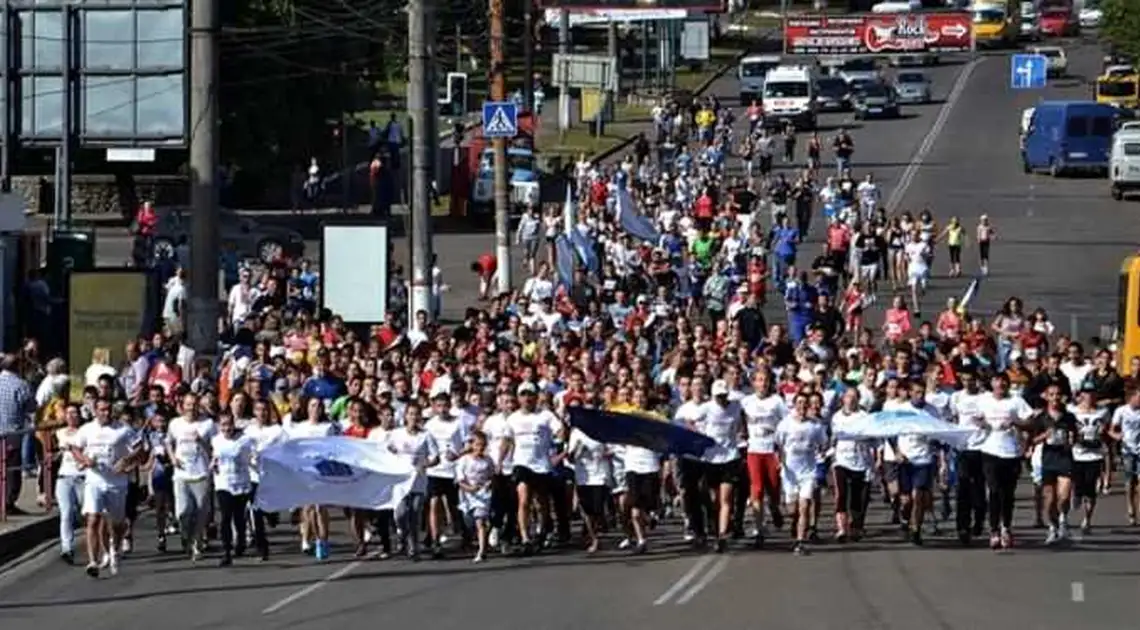 Близько тисячі кіровоградців пробіглися центром міста (ФОТО) фото 1