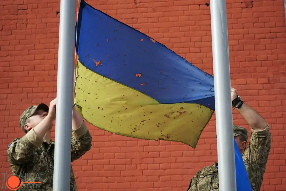 Над 3-м полком спецпризначення у Кропивницькому підняли бойовий прапор з Донецького аеропорту (ФОТО) фото 1