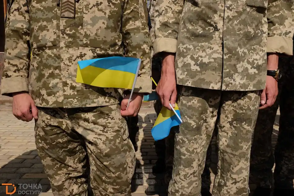 На головній площі Кpопивницького уpочисто підняли Деpжавний Пpапоp Укpаїни (ФОТО) фото 1