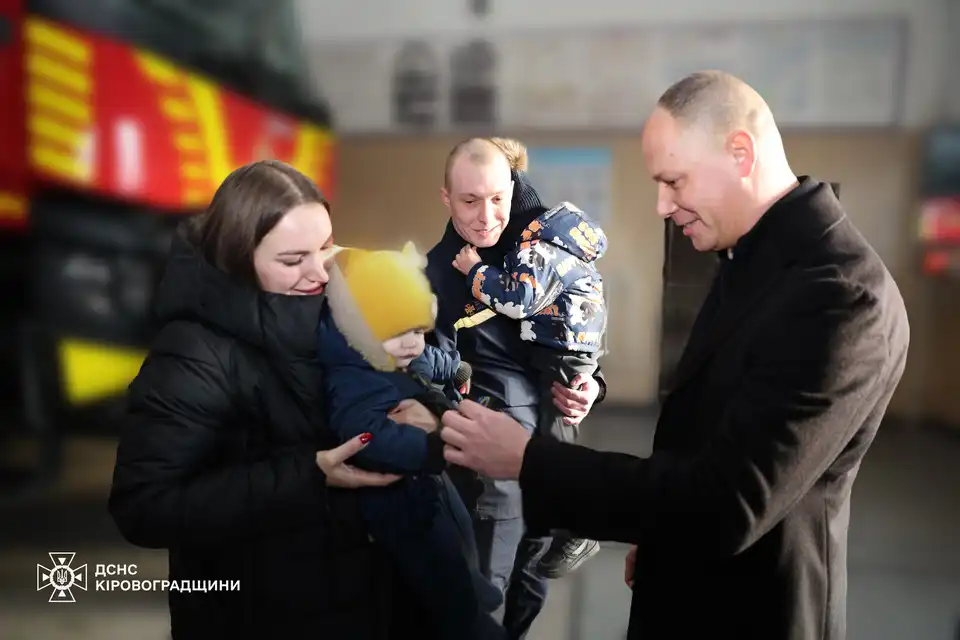 Дві родини рятувальників на Кіровоградщині отримали ключі від службових квартир
