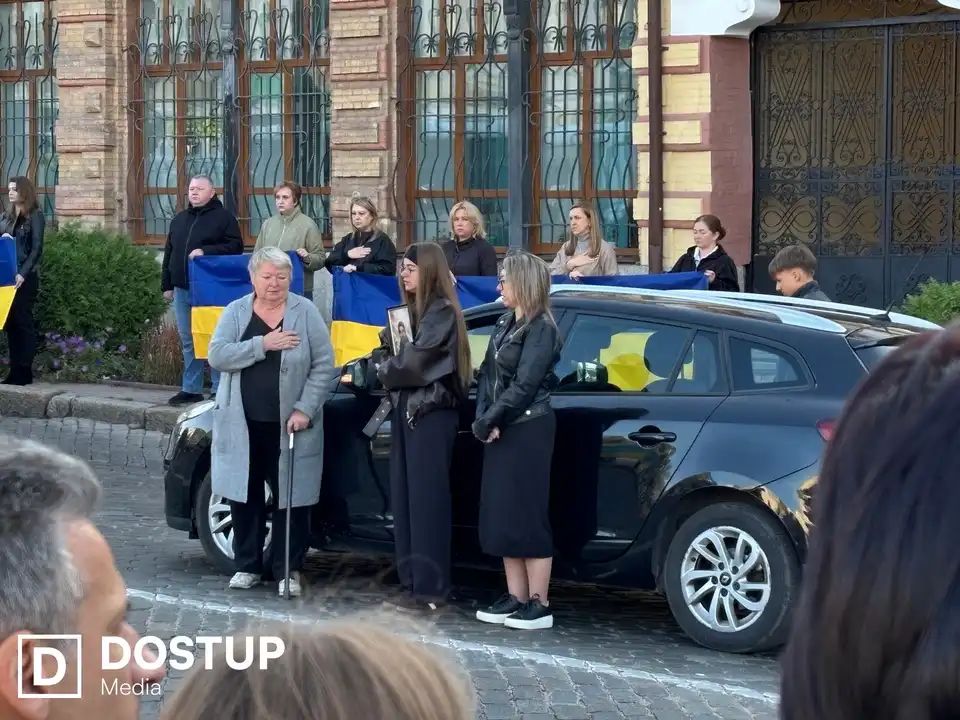 Рідні загиблих військових на прощанні у Кропивницькому