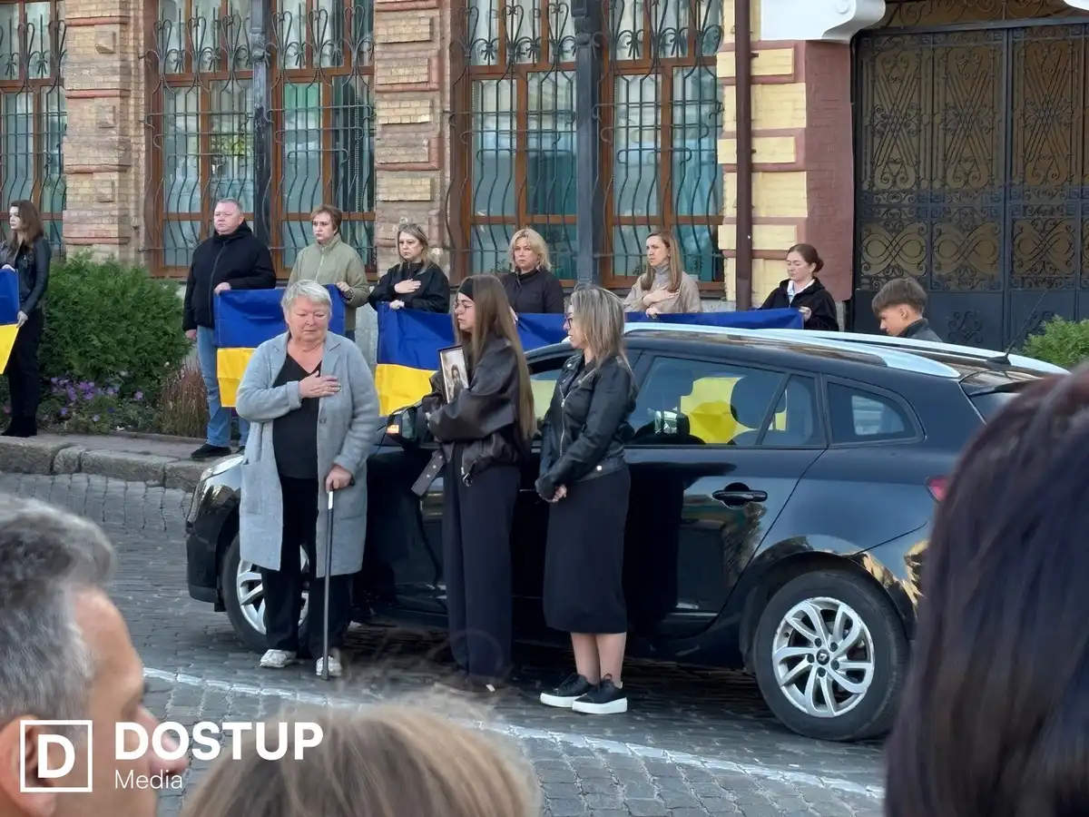 Рідні загиблих військових на прощанні у Кропивницькому