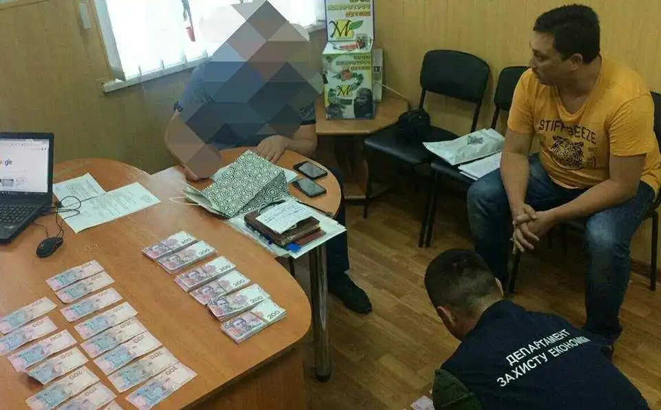 У Кропивницькому на хабарі в 5 тисяч доларів затримали депутата-підприємця (ФОТО)