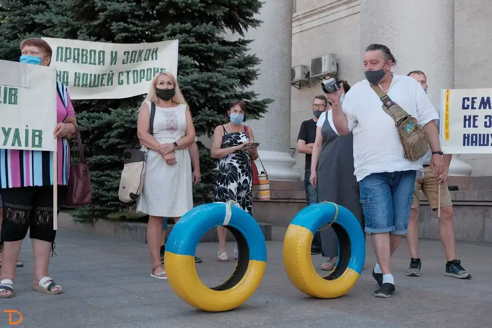 Підприємці ринку "Європейський" мітингували під міською радою Кропивницького (ФОТО) фото 1