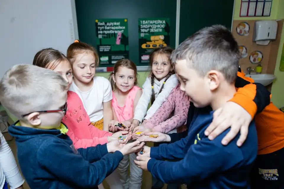 діти збирають відходи