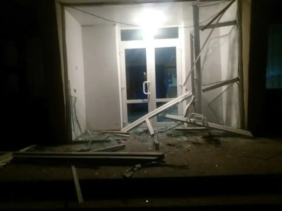 На Кіровоградщині п’яний підприємець на позашляховику протаранив двері та заїхав у райдержадміністрацію (ФОТО)