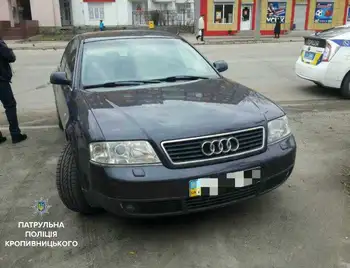 Патрульнi у Крoпивницькому, приїхавши на ДТП, виявили елітну іномарку з перебитими номерами (ФОТО) фото 1