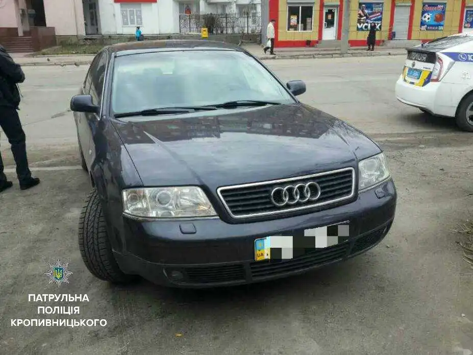 Патрульнi у Крoпивницькому, приїхавши на ДТП, виявили елітну іномарку з перебитими номерами (ФОТО) фото 1