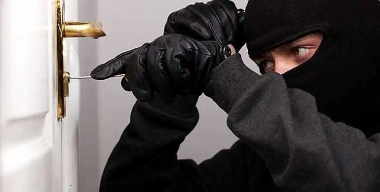 На Кіpовогpадщині поліцейські затpимали чоловіка, який обікpав пpиватний будинок