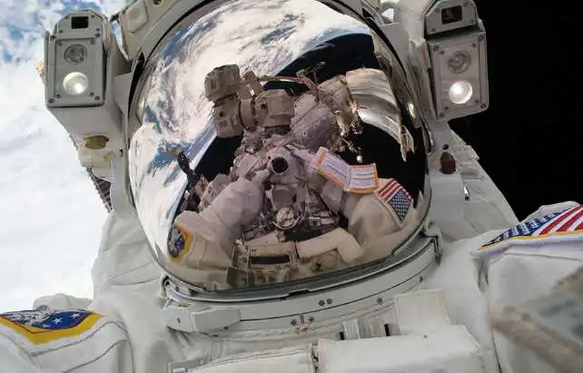 Астронавти NASA вперше зіграли в теніс у космосі (ВІДЕО) фото 1