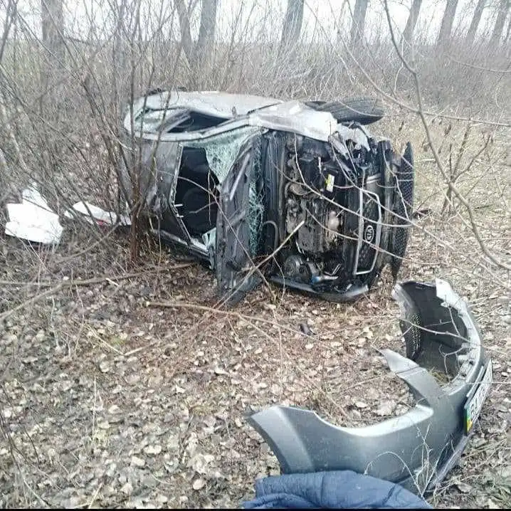 На Кіровоградщині кросовер злетів у кювет та перекинувся, є постраждалі (ФОТО)