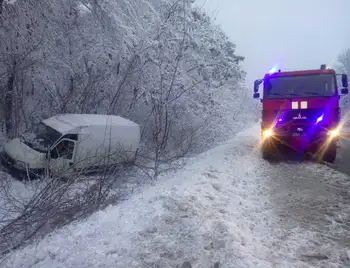 На Кіровоградщині врятували понад 40 автівок та "швидку" (ФОТО) фото 1