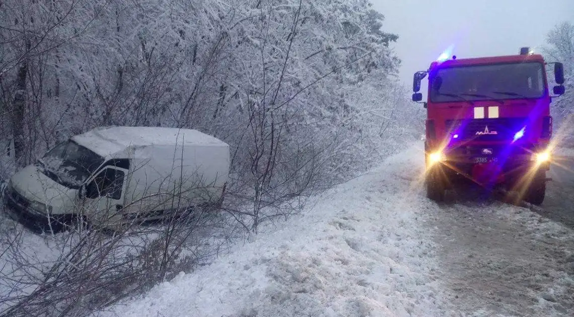 На Кіровоградщині врятували понад 40 автівок та "швидку" (ФОТО) фото 1