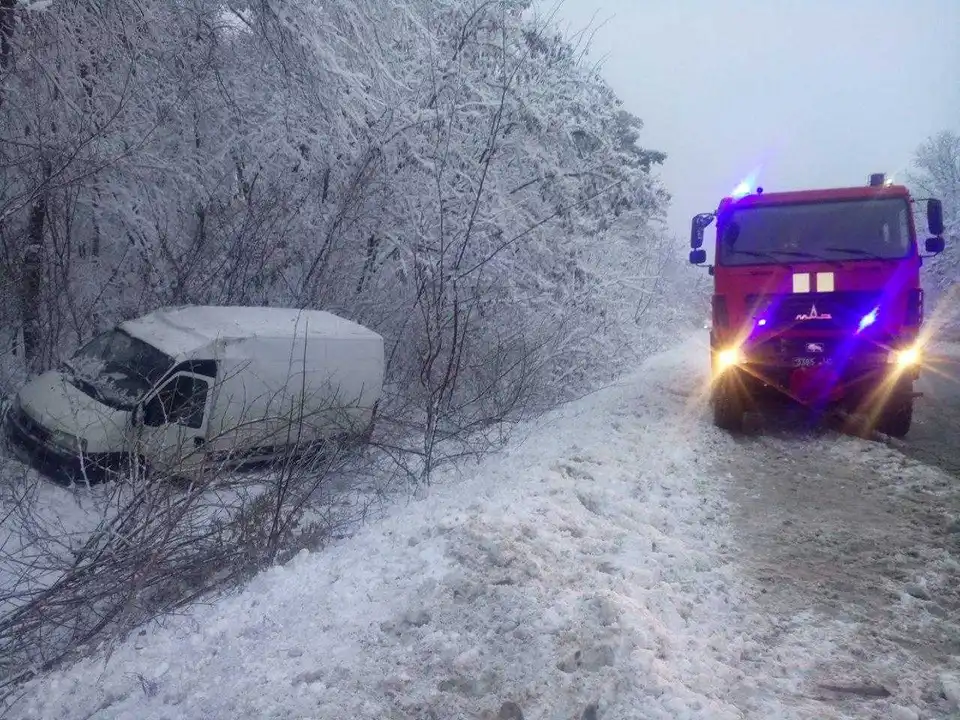 На Кіровоградщині врятували понад 40 автівок та "швидку" (ФОТО) фото 1