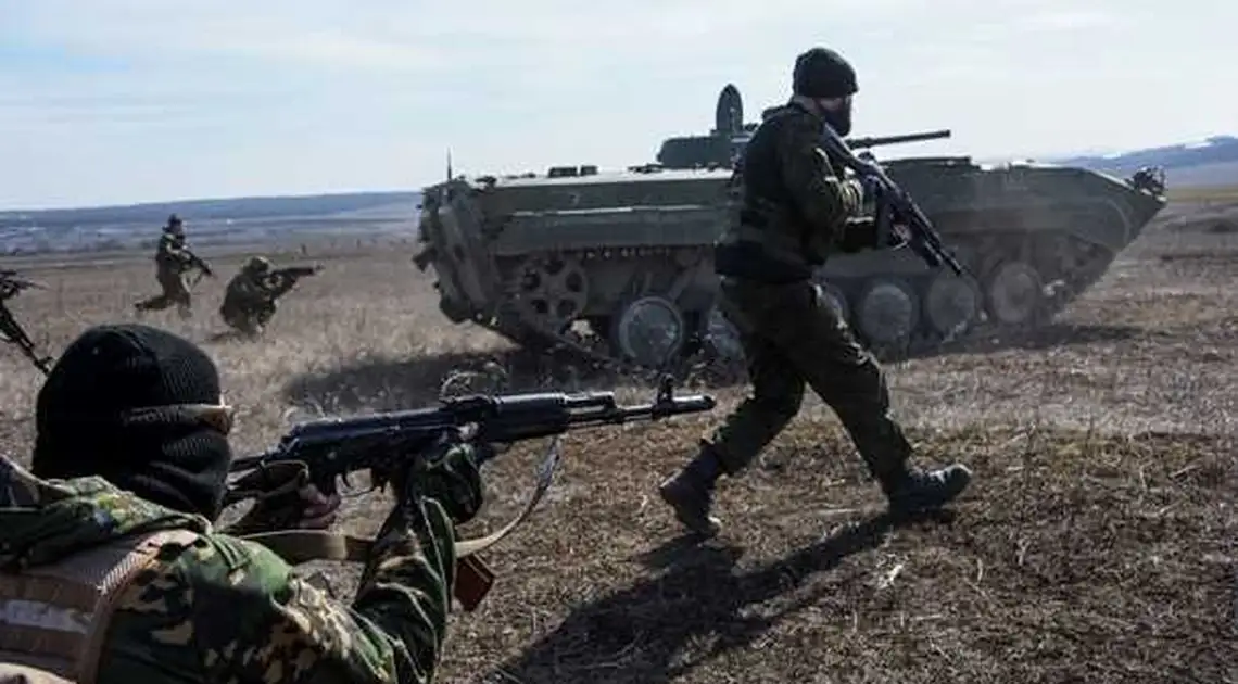 Бойовики «ДНР» під прикриттям снайпера атакували Піски (ВІДЕО) фото 1