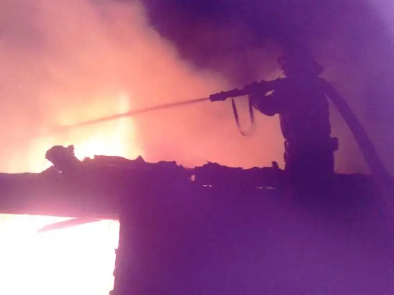 Рятувальники на Кіровоградщині три години не могли погасити пожежу споруди на триста «квадратів» (ФОТО) фото 1
