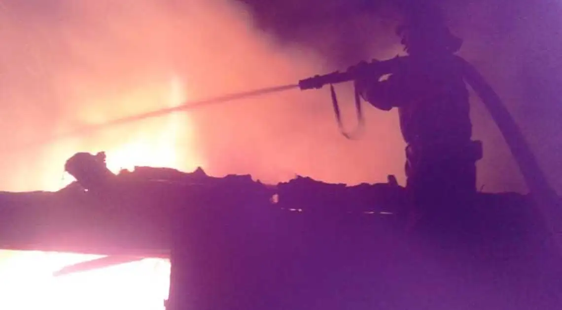 Рятувальники на Кіровоградщині три години не могли погасити пожежу споруди на триста «квадратів» (ФОТО) фото 1