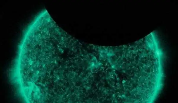 NASA продемонструвало, як біля Сонця пролетіла невідома планета (ВІДЕО)