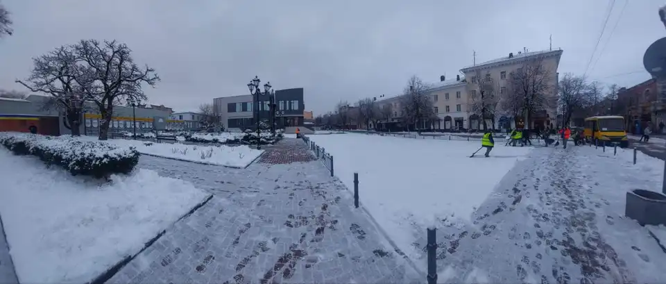 прибирають сніг у Кропивницькому