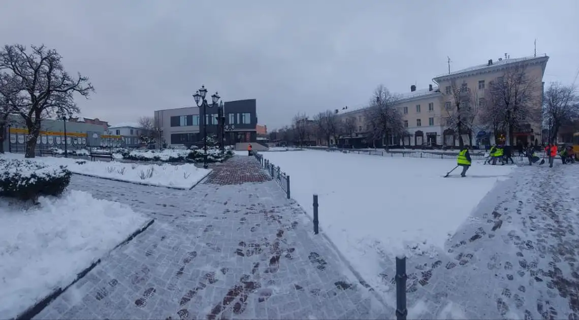прибирають сніг у Кропивницькому