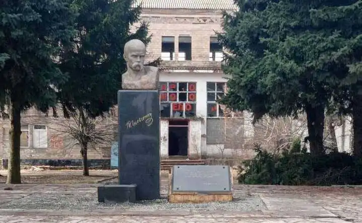 У місті на Кіровоградщині погруддя  Шевченка перенесли на місце, де раніше стояв пам'ятник Леніну (ФОТО) фото 1