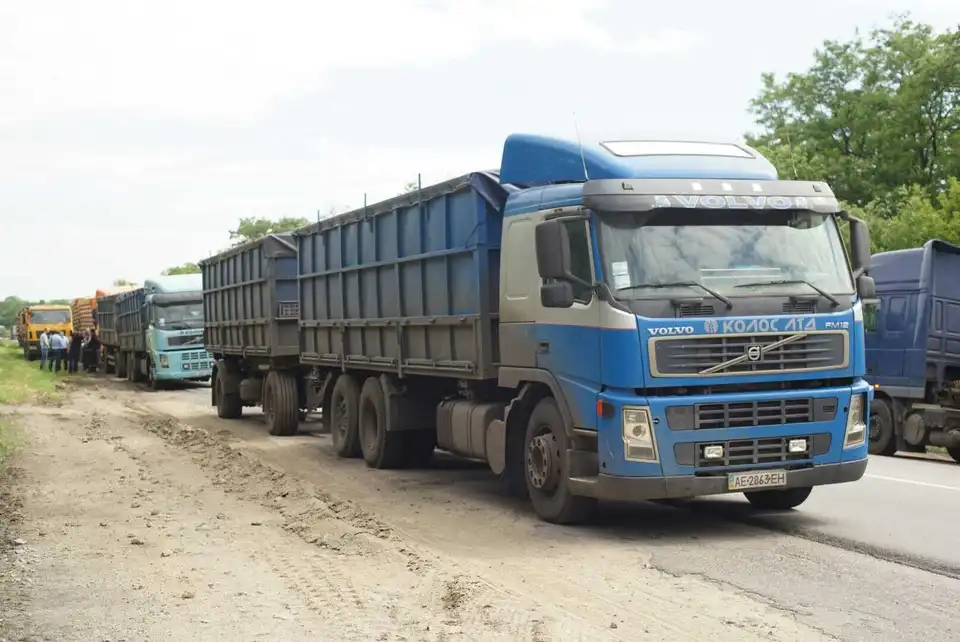 Під прицілами об'єктивів: за Кіровоградом зупинили перевантажені зерновози (ФОТО) фото 8