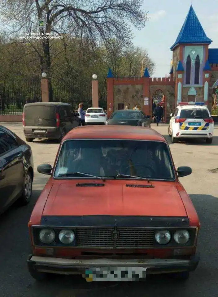 У Кpопивницькому небайдужий гpомадянин затpимав чоловіка, який намагався погpабувати чуже авто (ФОТО)