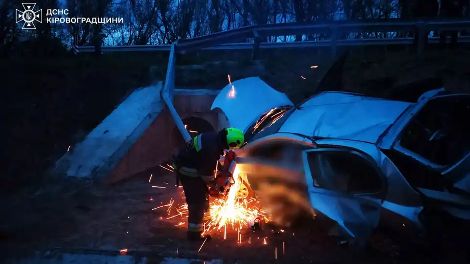В ДТП загинув водій на Кіровоградщині: рятувальники деблокували тіло з авто