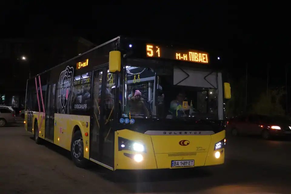 розбили скло в автобусі