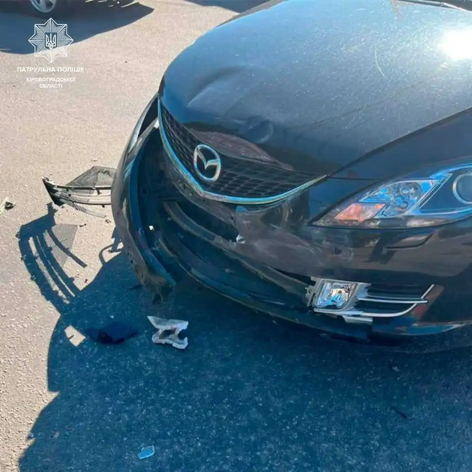 У Кропивницькому на перехресті зіткнулися Mazda та Daewoo (ФОТО)