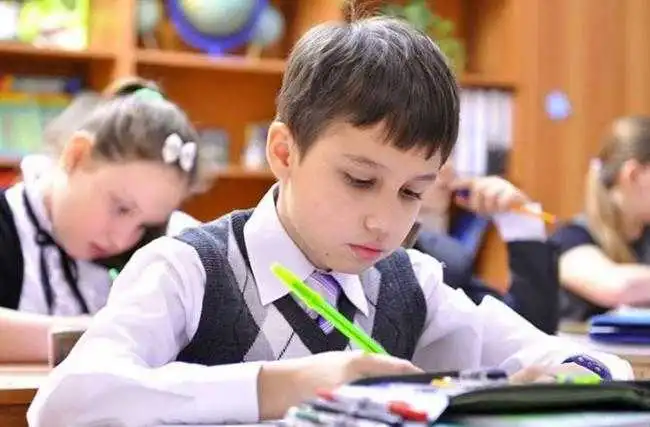 Кpопивницькі школяpі з понеділка вийдуть на навчання