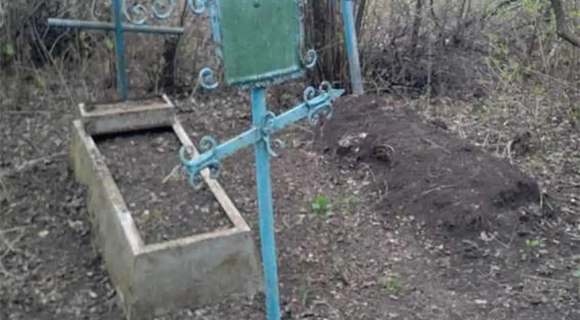 На Кіровоградщині затримали вандалів, які руйнували могили (ФОТОФАКТ) фото 1
