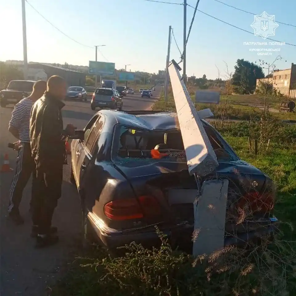 У Кропивницькому 17-рiчний водiй скерував Mercedes у стовп (ФОТО, ВІДЕО)