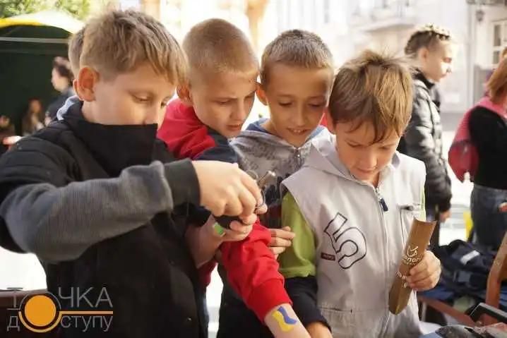 У Кіровограді відбувся фестиваль молодіжної книги на Дворцовій фото 1