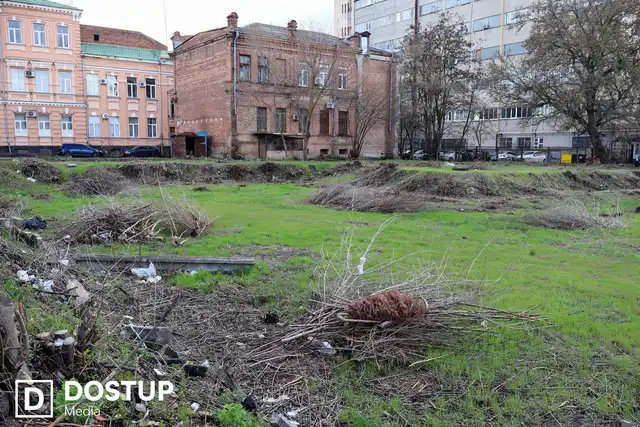 Ні розрахунків, ні проєкту: чому понад рік земля біля ДРАЦСу в центрі Кропивницького стоїть пусткою