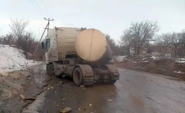 Бензовоз на Кіровоградщині «склався», як дитяча іграшка, заблокувавши дорогу (ФОТО) фото 1