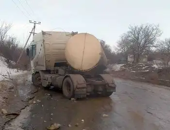 Бензовоз на Кіровоградщині «склався», як дитяча іграшка, заблокувавши дорогу (ФОТО) фото 1