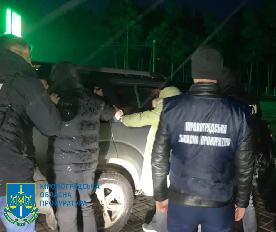 затримання жителів Києва, яких підозрюють ц продажі авто призначених для гуманітарної допомоги