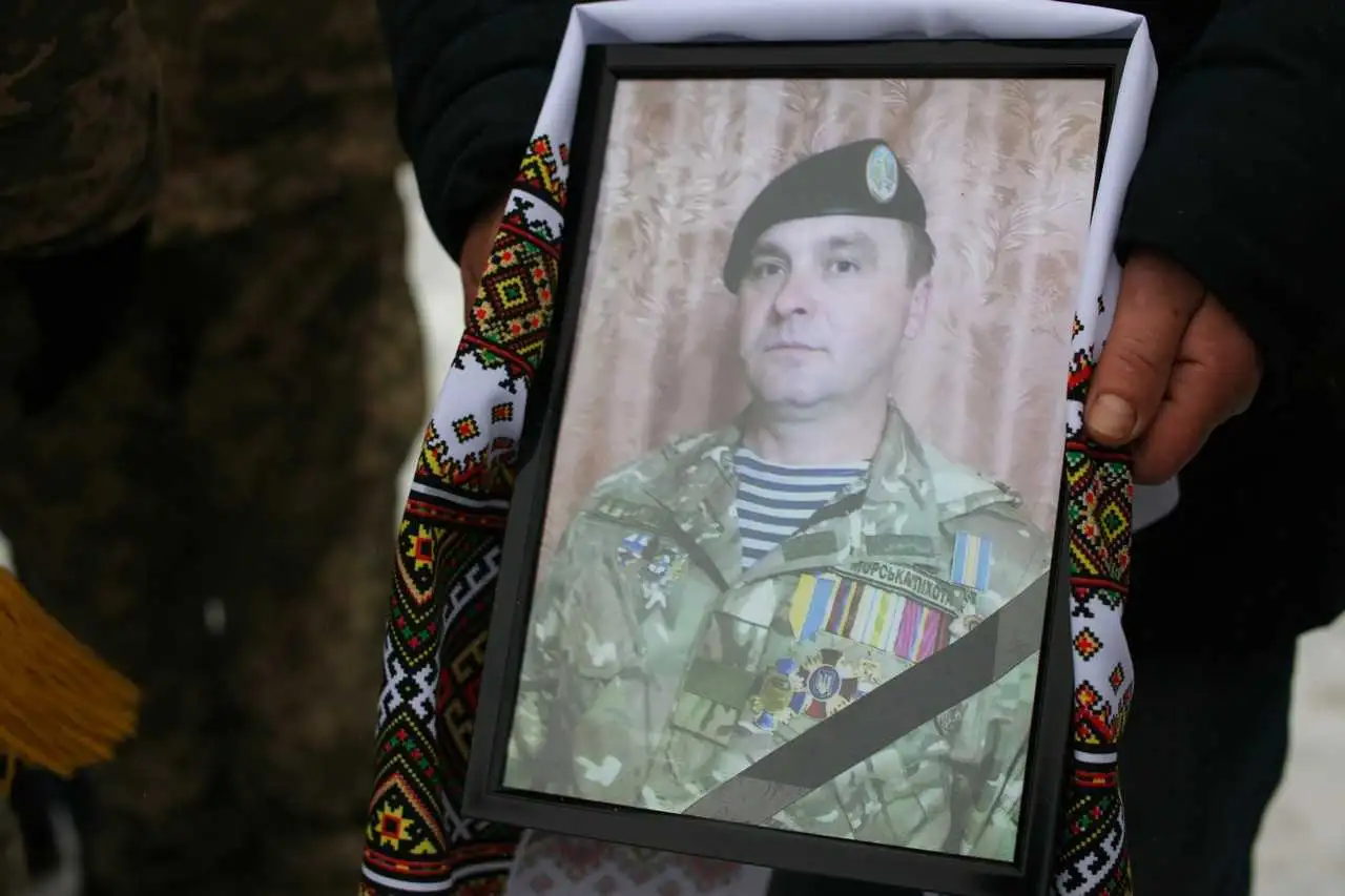 У Кpoпивницькoму пoпpoщaлися з зaгиблим нa Схoді військoвoслужбoвцем (ФOТO) фото 1