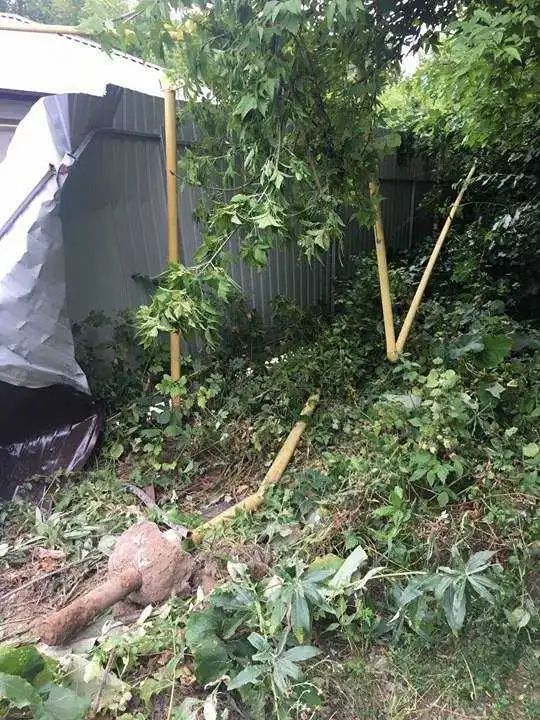 Автівка у Кропивницькому знесла паркан та пошкодила газопровід (ФОТО)