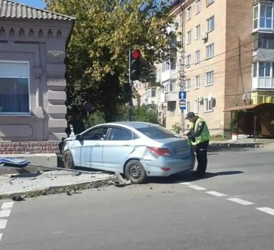 Кропивницький: внаслідок ДТП Hyundai зніс дорожній знак та ледь не в'їхав в будівлю (ФОТО)