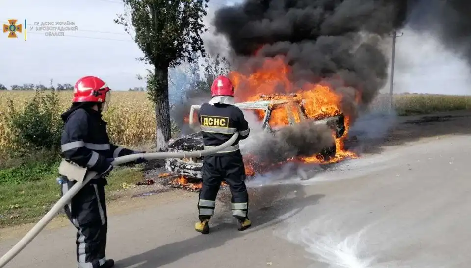 На Кіpовогpадщині посеpед доpоги згоpів позашляховик (ФОТО)